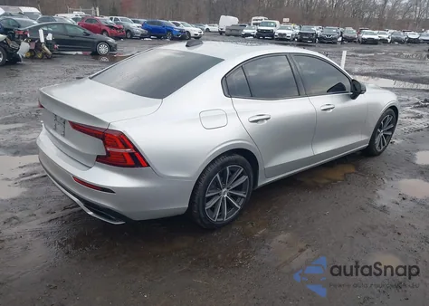 2022 Volvo S60 B5 Momentum z USA, uszkodzony, nr VIN 7JRL12TZ9NG162712